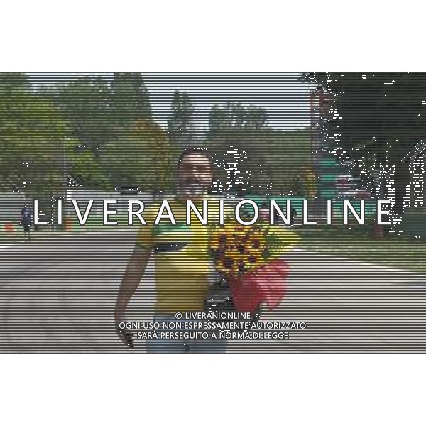 IMOLA 01 05 2022 AUTODROMO ENZO E DINO FERRARI (1° MAGGIO 1994 MORTE DI AYRTON SENNA A IMOLA) 28mo ANNIVERSARIO COMMEMORAZIONE PER LA MORTE DEL PILOTA NELLA FOTO UN TIFOSO CON UN MAZZO DI FIORI ©SANNA/AGENZIA ALDO LIVERANI SAS