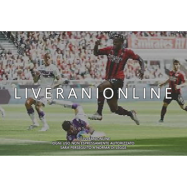 Pietro Terracciano (Fiorentina) anticipa Franck Kessie (Milan) Milan vs Fiorentina Milano 01-05-2022 Stadio Giuseppe Meazza - San Siro Campionato Serie A TIM - 35a giornata foto Roberto Garavaglia/ag. Aldo Liverani sas/AGENZIA ALDO LIVERANI SAS