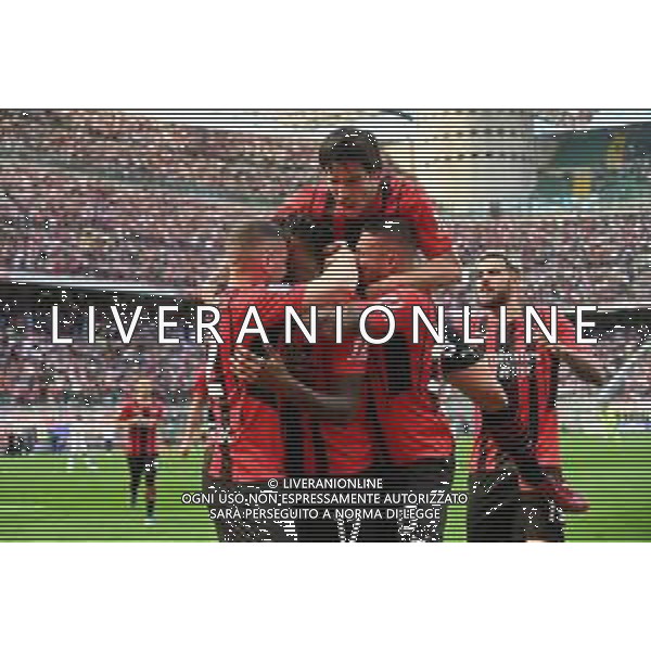 esultanza Milan dopo il gol dell\'1 a 0 Rafael Leao Milan vs Fiorentina Milano 01-05-2022 Stadio Giuseppe Meazza - San Siro Campionato Serie A TIM - 35a giornata foto Roberto Garavaglia/ag. Aldo Liverani sas/AGENZIA ALDO LIVERANI SAS