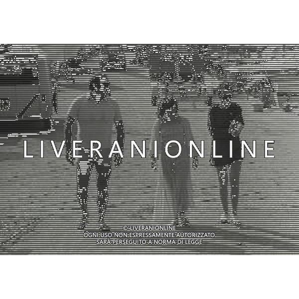 RETROSPETTIVA ANNIE GIRADOT ATTRICE NELLA FOTO ANNIE GIRARDOT CON IL MARITO RENATO SALVATORI IN SARDEGNA NELL\'ANNO 1973  AG ALDO LIVERANI SAS