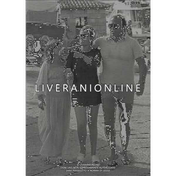 RETROSPETTIVA ANNIE GIRADOT ATTRICE NELLA FOTO ANNIE GIRARDOT CON IL MARITO RENATO SALVATORI IN SARDEGNA NELL\'ANNO 1973  AG ALDO LIVERANI SAS