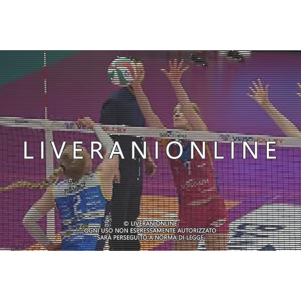 © TVRG Kathryn Rose Plummer (Imoco Volley Conegliano) SX contro il muro di Lise Van Hecke (Vero Volley Monza) DX Vero Volley Monza vs Prosecco DOC Imoco Volley Conegliano Monza 03-05-2022 Arena di Monza campionato femminile Serie A1 gara 2 finale playoff scudetto foto Roberto Garavaglia/ag. Aldo Liverani sas