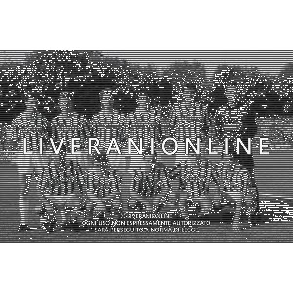 1989-1990 JUVENTUS CALCIO PIMI PIANI ROSA GIOCATORI NELLA FOTO formazione juventus da sin in piedi roberto tricella-giancarlo marocchi-segej aleinikov-daniele fortunato-dario bonetti-e stefano tacconi sed da sin roberto galia-oleksandr zavarov-salvatore schillaci-rui barros-luigi de agostini AG ALDO LIVERANI SAS
