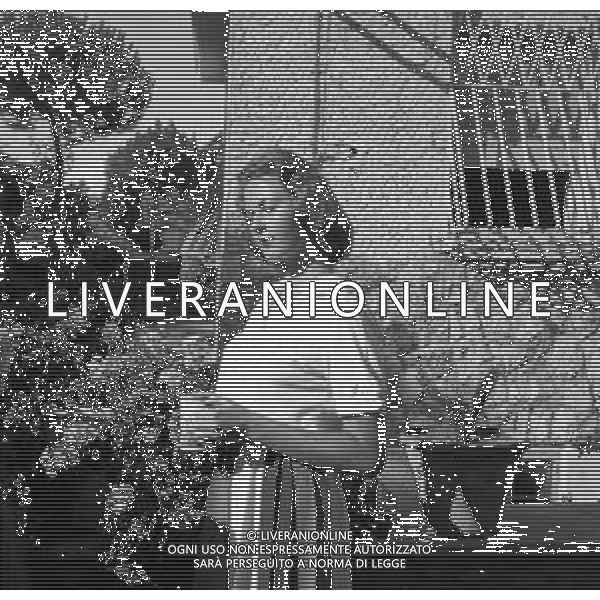 RETROSPETTIVA DEI FIGLI DELL\'ATTRICE SVEDESE INGRID BERGMAN NELLA VILLA SUI COLLI DI ROMA NEL 1955 NELLA FOTO LA FIGLIA PIA LINDSTROM NEL GIARDINO DI CASA ©Archivio Giovanni Liverani/AGENZIA ALDO LIVERANI SAS