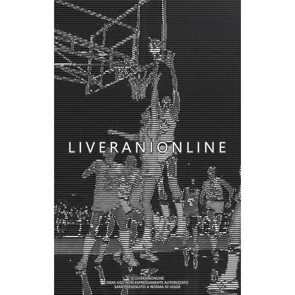 1984-1985 BOLOGNA-CAMPIONATO DI BASKET SERIE A1 GRANAROLO FELSINEA BOLOGNA-CUCINE BERLONI TORINO NELLA FOTO AZIONE DI GIOCO AG ALDO LIVERANI SAS