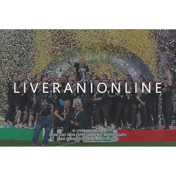 Emmanuele Mastrodonato/LMedia - US Lecce vs Pordenone Calcio - Italian soccer Serie B match 2021/2022 May 06 2022 - Stadio Via del Mare Lecce, Italy US Lecce vs Pordenone Calcio Photo showing: US Lecce celebrates for the championship victory with the cup @Emmanuele Mastrodonato/LiveMedia AG ALDO LIVERANI SAS
