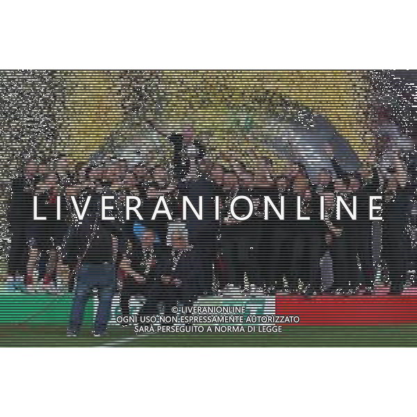Emmanuele Mastrodonato/LMedia - US Lecce vs Pordenone Calcio - Italian soccer Serie B match 2021/2022 May 06 2022 - Stadio Via del Mare Lecce, Italy US Lecce vs Pordenone Calcio Photo showing: US Lecce celebrates for the championship victory with the cup @Emmanuele Mastrodonato/LiveMedia AG ALDO LIVERANI SAS