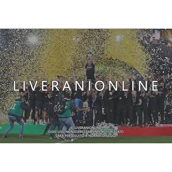 Emmanuele Mastrodonato/LMedia - US Lecce vs Pordenone Calcio - Italian soccer Serie B match 2021/2022 May 06 2022 - Stadio Via del Mare Lecce, Italy US Lecce vs Pordenone Calcio Photo showing: US Lecce celebrates for the championship victory with the cup @Emmanuele Mastrodonato/LiveMedia AG ALDO LIVERANI SAS