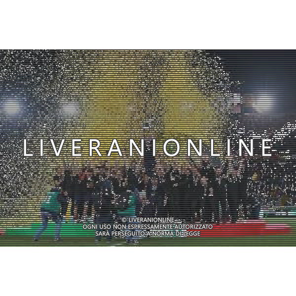 Emmanuele Mastrodonato/LMedia - US Lecce vs Pordenone Calcio - Italian soccer Serie B match 2021/2022 May 06 2022 - Stadio Via del Mare Lecce, Italy US Lecce vs Pordenone Calcio Photo showing: US Lecce celebrates for the championship victory with the cup @Emmanuele Mastrodonato/LiveMedia AG ALDO LIVERANI SAS