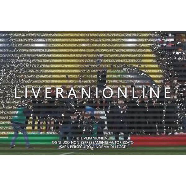 Emmanuele Mastrodonato/LMedia - US Lecce vs Pordenone Calcio - Italian soccer Serie B match 2021/2022 May 06 2022 - Stadio Via del Mare Lecce, Italy US Lecce vs Pordenone Calcio Photo showing: US Lecce celebrates for the championship victory with the cup @Emmanuele Mastrodonato/LiveMedia AG ALDO LIVERANI SAS