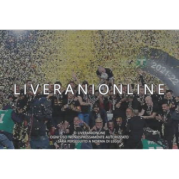 Emmanuele Mastrodonato/LMedia - US Lecce vs Pordenone Calcio - Italian soccer Serie B match 2021/2022 May 06 2022 - Stadio Via del Mare Lecce, Italy US Lecce vs Pordenone Calcio Photo showing: US Lecce celebrates for the championship victory with the cup @Emmanuele Mastrodonato/LiveMedia AG ALDO LIVERANI SAS