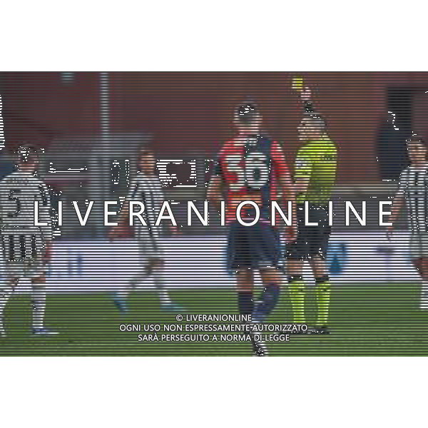 Danilo Vigo/LMedia - Genoa CFC vs Juventus FC - italian soccer Serie A match 2021/2022 May 06 2022 - Luigi Ferraris stadium Genova, Italy Genoa CFC vs Juventus FC Photo showing: The Referee of the match Simone Sozza to Seregno Yellow card for Henrique Ramos De Oliveira Melo Arthur (Juventus) - Cartellino giallo per l\'ammonizione @Danilo Vigo/LiveMedia /AGENZIA ALDO LIVERANI SAS