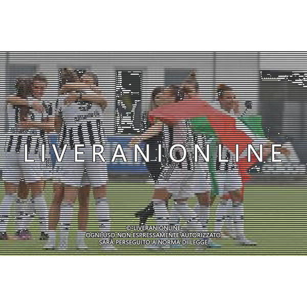Vinovo (To) 07.05.2022 Juventus Training Center ©Manuela Viganti/Agenzia Aldo Liverani Festa Juventus Woman vittoria Campionato Calcio Serie A Nella foto: la juventus woman festeggia la vittoria del campionato di serie A femminile ©TV Viganti / AGENZIA ALDO LIVERANI SAS