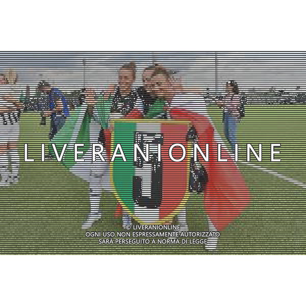 Vinovo (To) 07.05.2022 Juventus Training Center ©Manuela Viganti/Agenzia Aldo Liverani Festa Juventus Woman vittoria Campionato Calcio Serie A Nella foto: lisa boattin e arianna caruso festeggiano lo scudetto ©TV Viganti / AGENZIA ALDO LIVERANI SAS