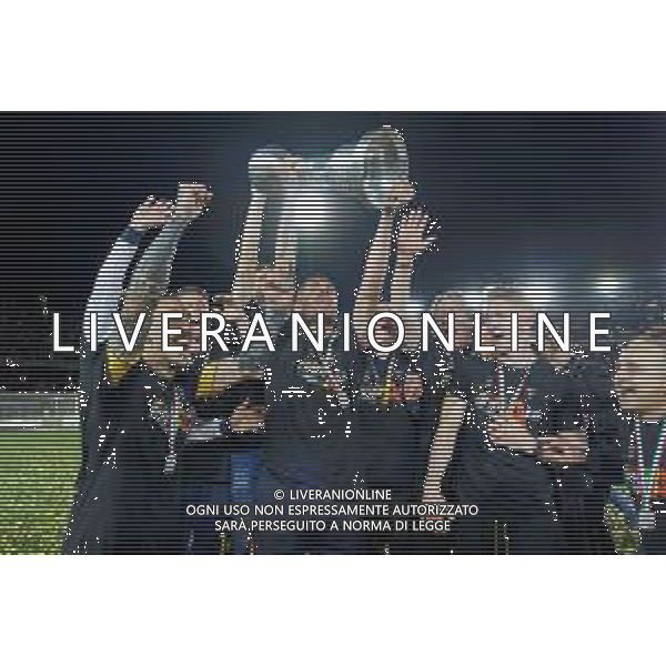 Emmanuele Mastrodonato/LMedia - US Lecce vs Pordenone Calcio - Italian soccer Serie B match 2021/2022 May 06 2022 - Stadio Via del Mare Lecce, Italy US Lecce vs Pordenone Calcio Photo showing: Mario Gargiulo (US Lecce) raises the cup to celebrate the championship victory @Emmanuele Mastrodonato/LiveMedia AG ALDO LIVERANI SAS