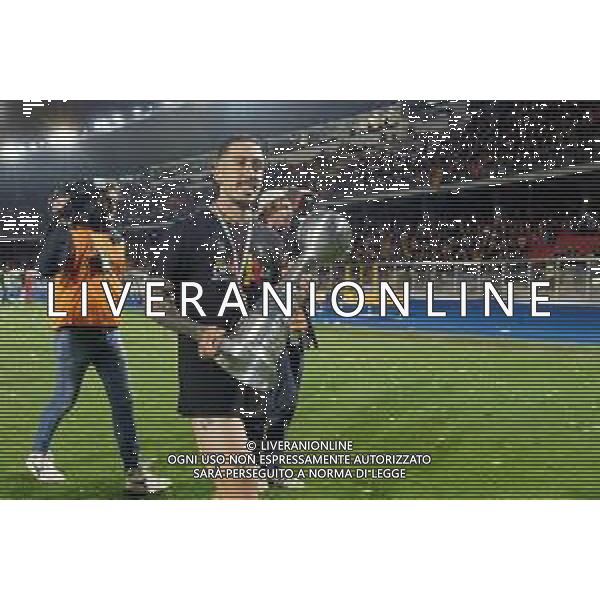 Emmanuele Mastrodonato/LMedia - US Lecce vs Pordenone Calcio - Italian soccer Serie B match 2021/2022 May 06 2022 - Stadio Via del Mare Lecce, Italy US Lecce vs Pordenone Calcio Photo showing: Francesco Di Mariano (US Lecce) with the cup @Emmanuele Mastrodonato/LiveMedia AG ALDO LIVERANI SAS