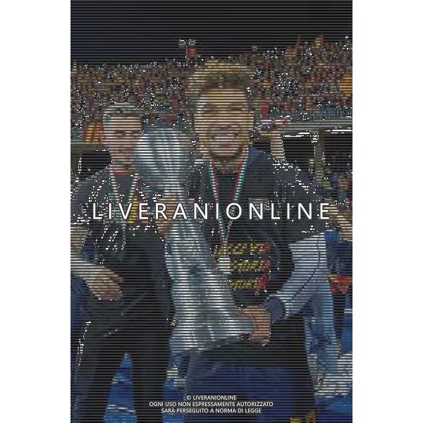 Emmanuele Mastrodonato/LMedia - US Lecce vs Pordenone Calcio - Italian soccer Serie B match 2021/2022 May 06 2022 - Stadio Via del Mare Lecce, Italy US Lecce vs Pordenone Calcio Photo showing: Valentin Gendrey (US Lecce) celebrates for the championship victory with the cup @Emmanuele Mastrodonato/LiveMedia AG ALDO LIVERANI SAS