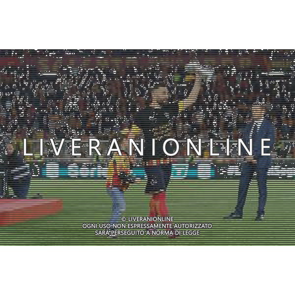 Emmanuele Mastrodonato/LMedia - US Lecce vs Pordenone Calcio - Italian soccer Serie B match 2021/2022 May 06 2022 - Stadio Via del Mare Lecce, Italy US Lecce vs Pordenone Calcio Photo showing: Massimo Coda (US Lecce) with premio Pablito cup @Emmanuele Mastrodonato/LiveMedia AG ALDO LIVERANI SAS