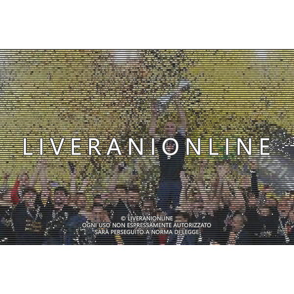 Emmanuele Mastrodonato/LMedia - US Lecce vs Pordenone Calcio - Italian soccer Serie B match 2021/2022 May 06 2022 - Stadio Via del Mare Lecce, Italy US Lecce vs Pordenone Calcio Photo showing: Captain Fabio Lucioni (US Lecce) raises the cup to the sky for the victory of the Serie B 2021/2022 championship @Emmanuele Mastrodonato/LiveMedia AG ALDO LIVERANI SAS