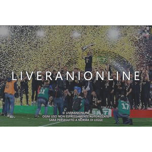 Emmanuele Mastrodonato/LMedia - US Lecce vs Pordenone Calcio - Italian soccer Serie B match 2021/2022 May 06 2022 - Stadio Via del Mare Lecce, Italy US Lecce vs Pordenone Calcio Photo showing: Captain Fabio Lucioni (US Lecce) raises the cup to the sky for the victory of the Serie B 2021/2022 championship @Emmanuele Mastrodonato/LiveMedia AG ALDO LIVERANI SAS