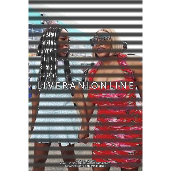 (L to R): Venus Williams (USA) Tennis player and sister Serena Williams (USA) Tennis Player on the grid. 08.05.2022. Formula 1 World Championship, Rd 5, Miami Grand Prix, Miami, Florida, USA, Race Day. - www.xpbimages.com, EMail: requests@xpbimages.com © Copyright: Price / XPB Images/AGENZIA ALDO LIVERANI SAS - IOTALY ONLY EDITORIAL USE ONLY