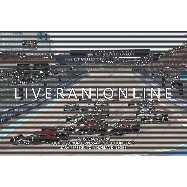 Charles Leclerc (MON) Ferrari F1-75 leads at the start of the race. 08.05.2022. Formula 1 World Championship, Rd 5, Miami Grand Prix, Miami, Florida, USA, Race Day. - www.xpbimages.com, EMail: requests@xpbimages.com © Copyright: Charniaux / XPB Images/AGENZIA ALDO LIVERANI SAS - ITALY ONLY EDITORIAL USE ONLY