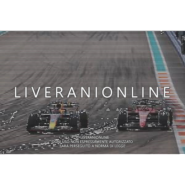 Max Verstappen (NLD) Red Bull Racing RB18 and Carlos Sainz Jr (ESP) Ferrari F1-75 battle for position. 08.05.2022. Formula 1 World Championship, Rd 5, Miami Grand Prix, Miami, Florida, USA, Race Day. - www.xpbimages.com, EMail: requests@xpbimages.com © Copyright: Charniaux / XPB Images/AGENZIA ALDO LIVERANI SAS - ITALY ONLY EDITORIAL USE ONLY
