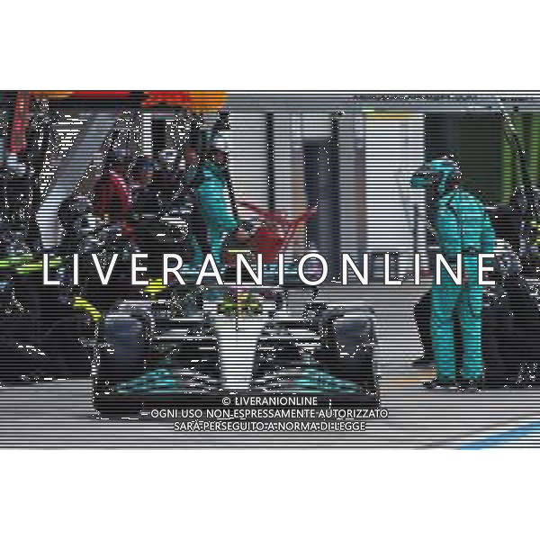 Lewis Hamilton (GBR) Mercedes AMG F1 W13 makes a pit stop. 08.05.2022. Formula 1 World Championship, Rd 5, Miami Grand Prix, Miami, Florida, USA, Race Day. - www.xpbimages.com, EMail: requests@xpbimages.com © Copyright: Batchelor / XPB Images/AGENZIA ALDO LIVERANI SAS - ITALY ONLY EDITORIAL USE ONLY