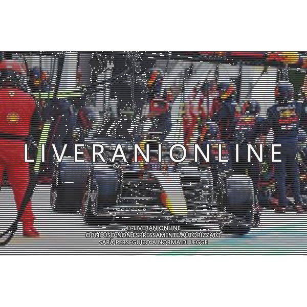 Max Verstappen (NLD) Red Bull Racing RB18 makes a pit stop. 08.05.2022. Formula 1 World Championship, Rd 5, Miami Grand Prix, Miami, Florida, USA, Race Day. - www.xpbimages.com, EMail: requests@xpbimages.com © Copyright: Batchelor / XPB Images/AGENZIA ALDO LIVERANI SAS - ITALY ONLY EDITORIAL USE ONLY