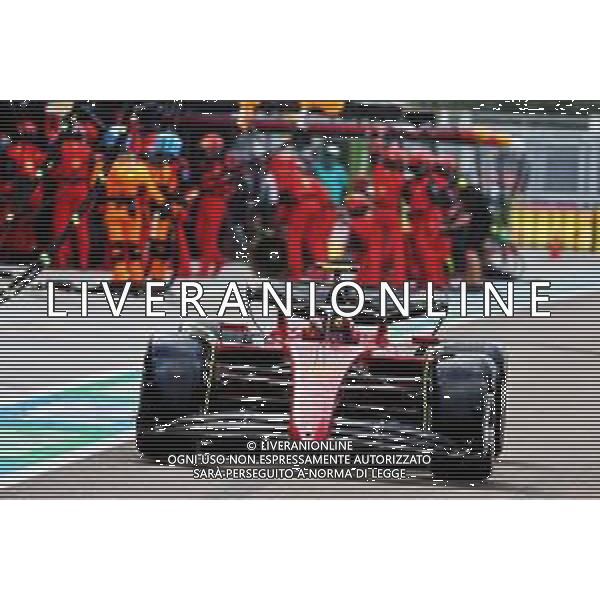 Carlos Sainz Jr (ESP) Ferrari F1-75 makes a pit stop. 08.05.2022. Formula 1 World Championship, Rd 5, Miami Grand Prix, Miami, Florida, USA, Race Day. - www.xpbimages.com, EMail: requests@xpbimages.com © Copyright: Batchelor / XPB Images/AGENZIA ALDO LIVERANI SAS - ITALY ONLY EDITORIAL USE ONLY