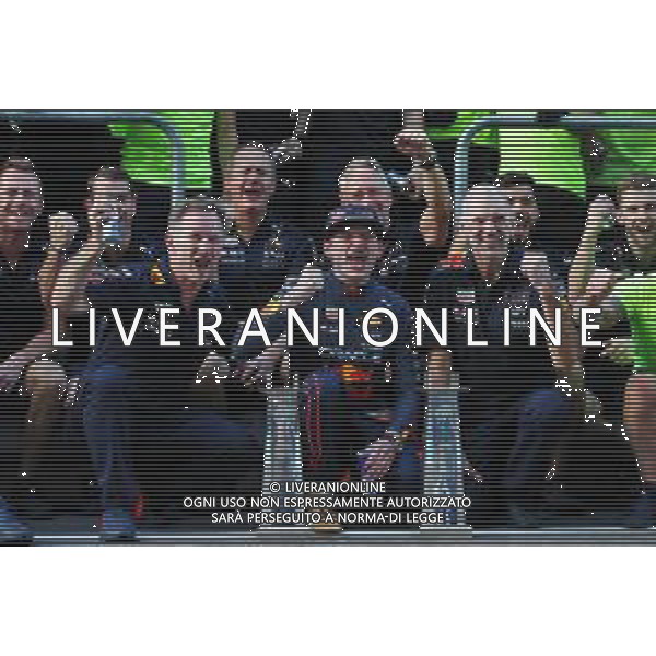 Max Verstappen (NLD) Red Bull Racing (Centre) celebrates with Christian Horner (GBR) Red Bull Racing Team Principal (Left), Adrian Newey (GBR) Red Bull Racing Chief Technical Officer (Right), and the team. 08.05.2022. Formula 1 World Championship, Rd 5, Miami Grand Prix, Miami, Florida, USA, Race Day. - www.xpbimages.com, EMail: requests@xpbimages.com © Copyright: Coates / XPB Images/AGENZIA ALDO LIVERANI SAS - ITALY ONLY EDITORIAL USE ONLY