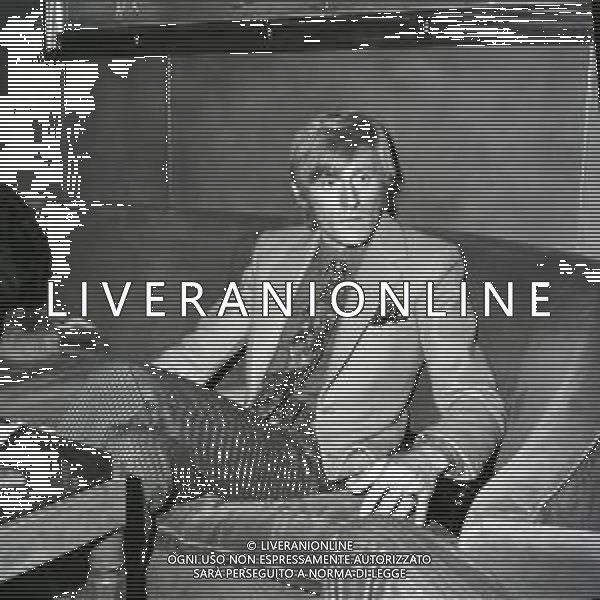 RETROSPETTIVA NINO FERRER PSEUDONIMO AGOSTINO ARTURO MARIA FERRARI CANTAUTORE ANTROPOLOGO E ETNOLOGO NELLA FOTO NINO FERRER A MILANO NELL\'ANNO 1968 AG ALDO LIVERANI SAS