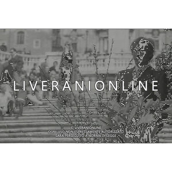 RETROSPETTIVA NINO FERRER PSEUDONIMO AGOSTINO ARTURO MARIA FERRARI CANTAUTORE ANTROPOLOGO E ETNOLOGO NELLA FOTO NINO FERRER A ROMA NELL\'ANNO 1968 AG ALDO LIVERANI SAS