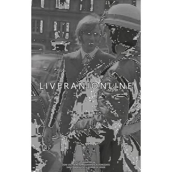 RETROSPETTIVA NINO FERRER PSEUDONIMO AGOSTINO ARTURO MARIA FERRARI CANTAUTORE ANTROPOLOGO E ETNOLOGO NELLA FOTO NINO FERRER A ROMA NELL\'ANNO 1968 AG ALDO LIVERANI SAS
