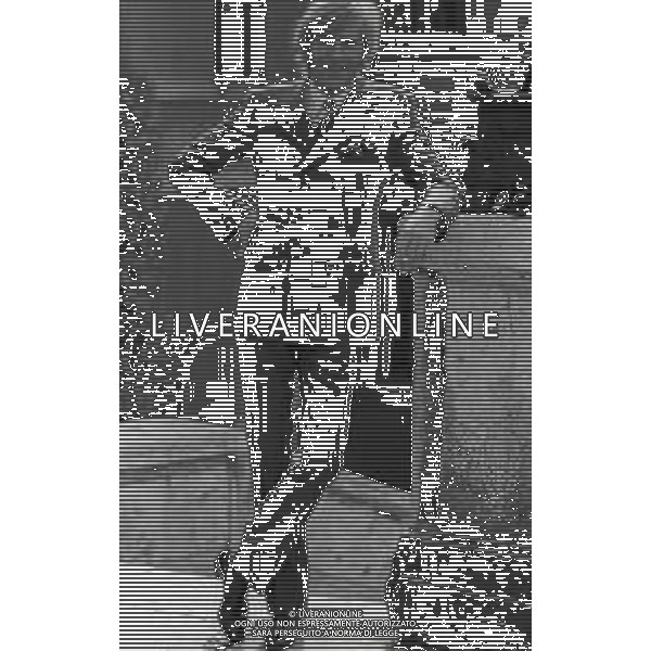 RETROSPETTIVA NINO FERRER PSEUDONIMO AGOSTINO ARTURO MARIA FERRARI CANTAUTORE ANTROPOLOGO E ETNOLOGO NELLA FOTO NINO FERRER A ROMA NELL\'ANNO 1968 AG ALDO LIVERANI SAS