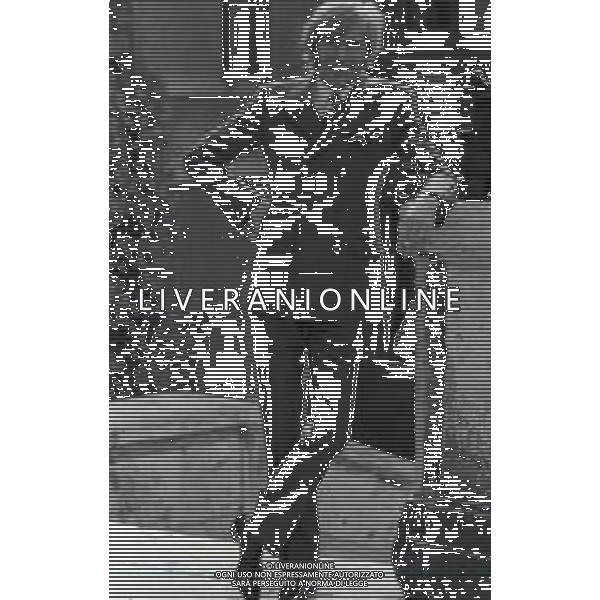 RETROSPETTIVA NINO FERRER PSEUDONIMO AGOSTINO ARTURO MARIA FERRARI CANTAUTORE ANTROPOLOGO E ETNOLOGO NELLA FOTO NINO FERRER A ROMA NELL\'ANNO 1968 AG ALDO LIVERANI SAS