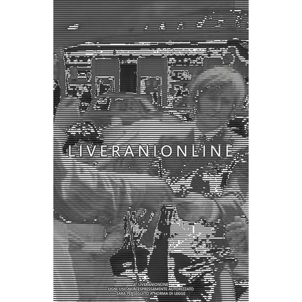 RETROSPETTIVA NINO FERRER PSEUDONIMO AGOSTINO ARTURO MARIA FERRARI CANTAUTORE ANTROPOLOGO E ETNOLOGO NELLA FOTO NINO FERRER A ROMA NELL\'ANNO 1968 AG ALDO LIVERANI SAS