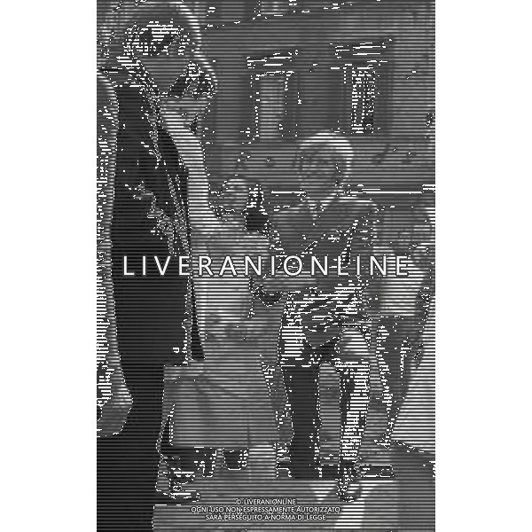 RETROSPETTIVA NINO FERRER PSEUDONIMO AGOSTINO ARTURO MARIA FERRARI CANTAUTORE ANTROPOLOGO E ETNOLOGO NELLA FOTO NINO FERRER A ROMA NELL\'ANNO 1968 AG ALDO LIVERANI SAS