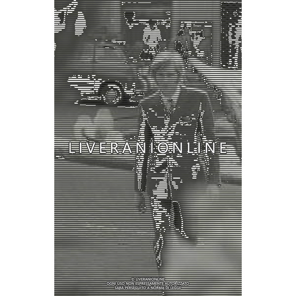 RETROSPETTIVA NINO FERRER PSEUDONIMO AGOSTINO ARTURO MARIA FERRARI CANTAUTORE ANTROPOLOGO E ETNOLOGO NELLA FOTO NINO FERRER A ROMA NELL\'ANNO 1968 AG ALDO LIVERANI SAS