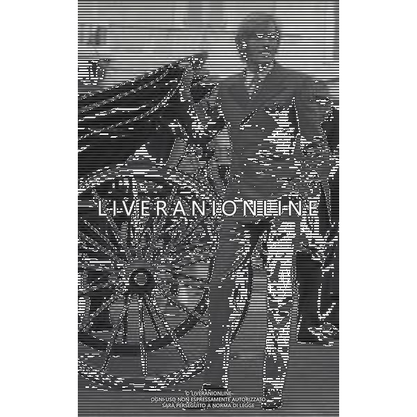 RETROSPETTIVA NINO FERRER PSEUDONIMO AGOSTINO ARTURO MARIA FERRARI CANTAUTORE ANTROPOLOGO E ETNOLOGO NELLA FOTO NINO FERRER A ROMA NELL\'ANNO 1968 AG ALDO LIVERANI SAS