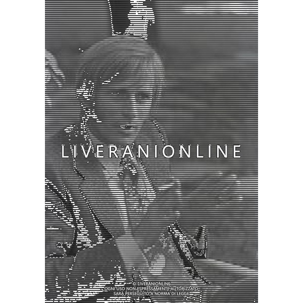 RETROSPETTIVA NINO FERRER PSEUDONIMO AGOSTINO ARTURO MARIA FERRARI CANTAUTORE ANTROPOLOGO E ETNOLOGO NELLA FOTO NINO FERRER A SALSOMAGGIORE NELL\'ANNO 1969 AG ALDO LIVERANI SAS 