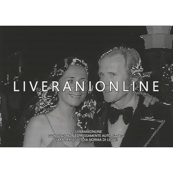 RETROSPETTIVA NINO FERRER PSEUDONIMO AGOSTINO ARTURO MARIA FERRARI CANTAUTORE ANTROPOLOGO E ETNOLOGO NELLA FOTO NINO FERRER NELL\'ANNO 1972 A CANNES CON LA MOGLIE AG ALDO LIVERANI SAS 