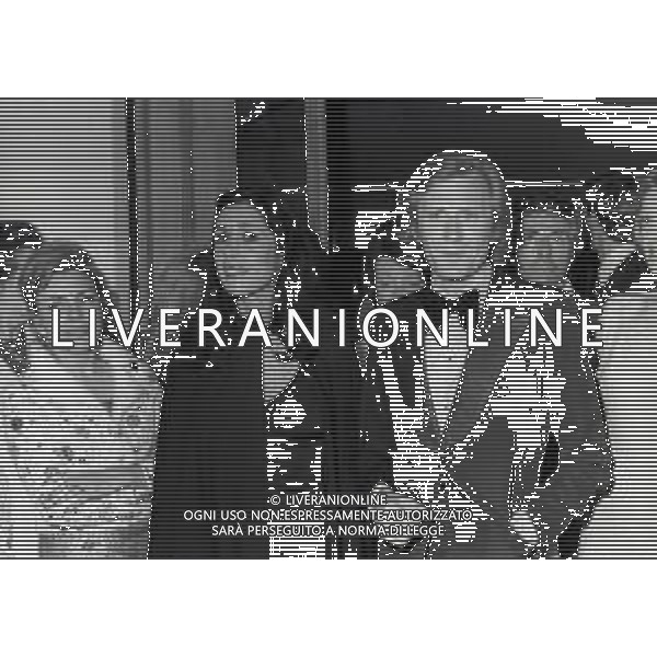 RETROSPETTIVA NINO FERRER PSEUDONIMO AGOSTINO ARTURO MARIA FERRARI CANTAUTORE ANTROPOLOGO E ETNOLOGO NELLA FOTO NINO FERRER NELL\'ANNO 1972 A CANNES CON LA MOGLIE AG ALDO LIVERANI SAS 