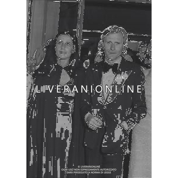 RETROSPETTIVA NINO FERRER PSEUDONIMO AGOSTINO ARTURO MARIA FERRARI CANTAUTORE ANTROPOLOGO E ETNOLOGO NELLA FOTO NINO FERRER NELL\'ANNO 1972 A CANNES CON LA MOGLIE AG ALDO LIVERANI SAS 