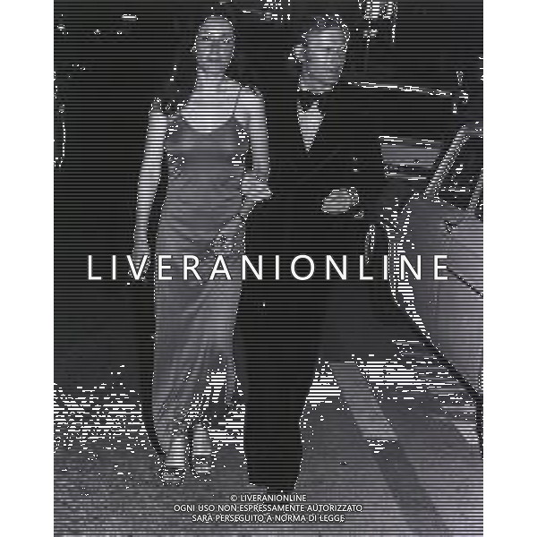 RETROSPETTIVA NINO FERRER PSEUDONIMO AGOSTINO ARTURO MARIA FERRARI CANTAUTORE ANTROPOLOGO E ETNOLOGO NELLA FOTO NINO FERRER NELL\'ANNO 1972 A CANNES CON LA MOGLIE AG ALDO LIVERANI SAS 