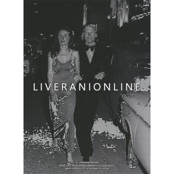 RETROSPETTIVA NINO FERRER PSEUDONIMO AGOSTINO ARTURO MARIA FERRARI CANTAUTORE ANTROPOLOGO E ETNOLOGO NELLA FOTO NINO FERRER NELL\'ANNO 1972 A CANNES CON LA MOGLIE AG ALDO LIVERANI SAS 