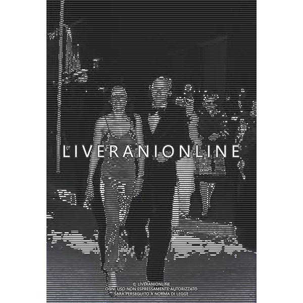 RETROSPETTIVA NINO FERRER PSEUDONIMO AGOSTINO ARTURO MARIA FERRARI CANTAUTORE ANTROPOLOGO E ETNOLOGO NELLA FOTO NINO FERRER NELL\'ANNO 1972 A CANNES CON LA MOGLIE AG ALDO LIVERANI SAS 