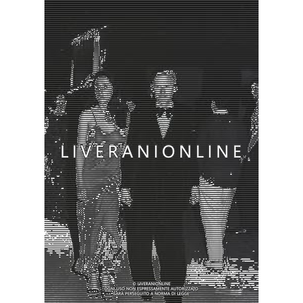 RETROSPETTIVA NINO FERRER PSEUDONIMO AGOSTINO ARTURO MARIA FERRARI CANTAUTORE ANTROPOLOGO E ETNOLOGO NELLA FOTO NINO FERRER NELL\'ANNO 1972 A CANNES CON LA MOGLIE AG ALDO LIVERANI SAS 