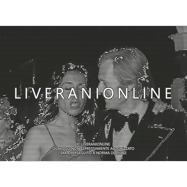 RETROSPETTIVA NINO FERRER PSEUDONIMO AGOSTINO ARTURO MARIA FERRARI CANTAUTORE ANTROPOLOGO E ETNOLOGO NELLA FOTO NINO FERRER NELL\'ANNO 1972 A CANNES CON LA MOGLIE AG ALDO LIVERANI SAS 