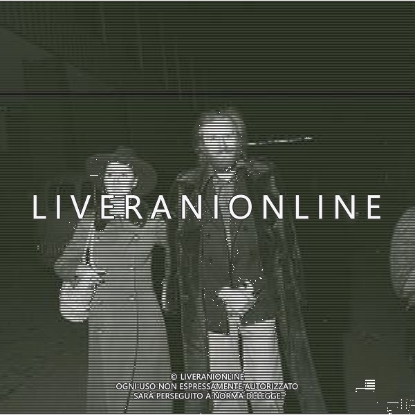 RETROSPETTIVA NINO FERRER PSEUDONIMO AGOSTINO ARTURO MARIA FERRARI CANTAUTORE ANTROPOLOGO E ETNOLOGO NELLA FOTO NINO FERRER NELL\'ANNO 1975 CON UN AMICA AG ALDO LIVERANI SAS   
